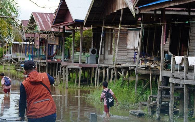 Kondisi di Kelurahan Kameloh Baru yang menjadi prioritas program Paketing Pemko Palangka Raya. (FOTO: HUMAS)