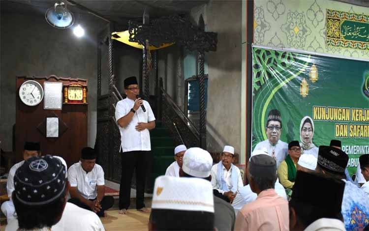 Pj Bupati Kapuas, Erlin Hardi saat hadiri Safari Ramadan 1445 H di Masjid Amanul Ikhsan, Desa Sei Tatas Hilir, Kecamatan Pulau Petak. (FOTO: IST)
