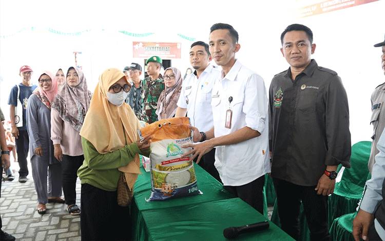 Pemprov Kalteng Distribusikan 1500 Paket Sembako di Baamang dan Ketapang