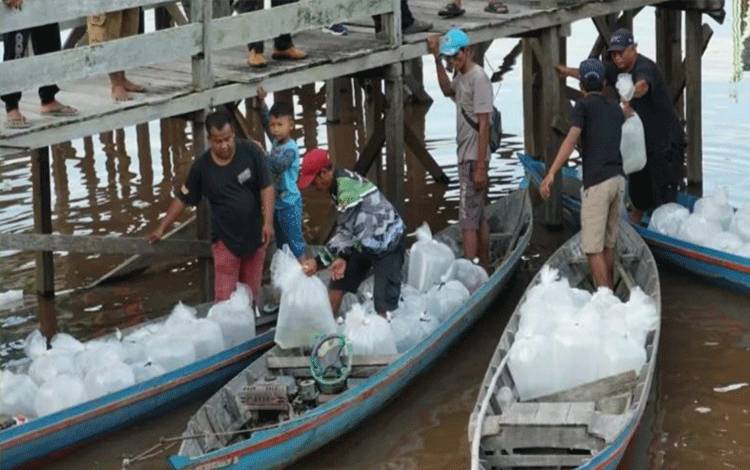 Restocking ikan di perairan umum Palangka Raya. (FOTO: HUMAS)