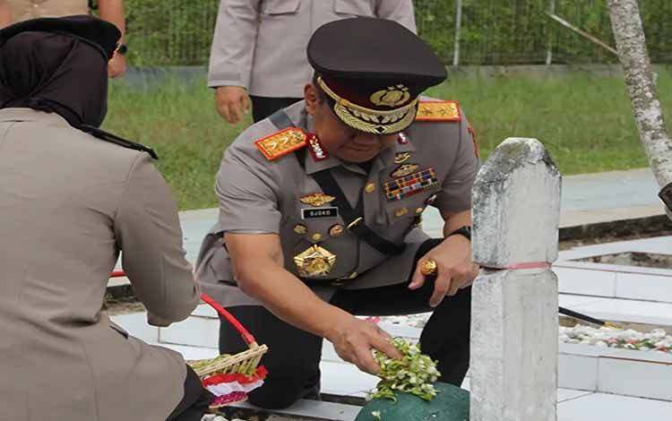 HUT ke 29, Kapolda Kalteng Ziarah dan Tabur Bunga di TMP Sanaman Lampang