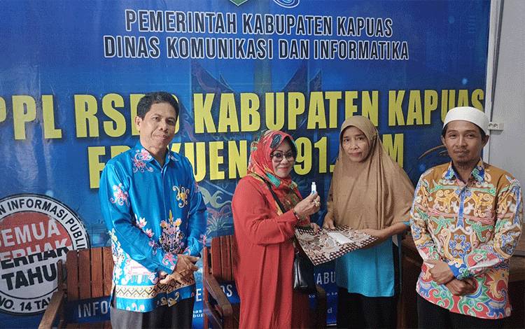 Koordinator penjurian dan festival DPD Lasqi Nusantara Jaya Kabupaten Kapuas menyerahkan file video peserta festival bagarakan sahur, ke Radio Siaran Pemerintah Daerah. (FOTO: IST)