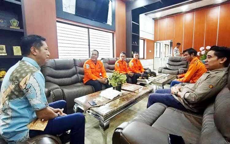 Pj Bupati Barito Utara Muhlis (kiri) didampingi Kepala Pelaksana BPBD Barito Utara Simamoraturahman (kanan) dan Kabid Logistik dan Kedaruratan Rizali Hadi menerima kunjungan Kepala Basarnas Palangka Raya Anak Agung Ketut Alit Supartana di Muara Teweh, Jumat (22/3/2024). ANTARA/Dokumen Pribadi.
