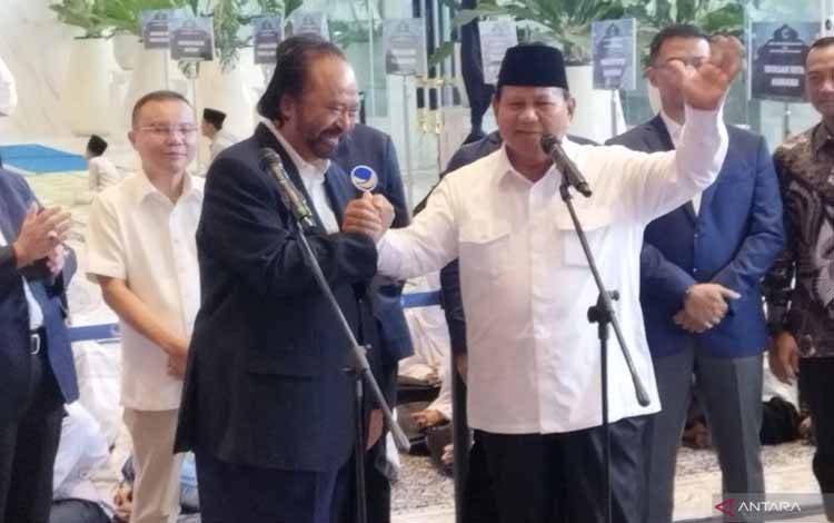 Calon presiden Prabowo Subianto (kanan) berjabat tangan dengan Ketua Umum Partai NasDem Surya Paloh di NasDem Tower, Jakarta, Jumat (22/3/2024). (ANTARA/Bagus Ahmad Rizaldi)