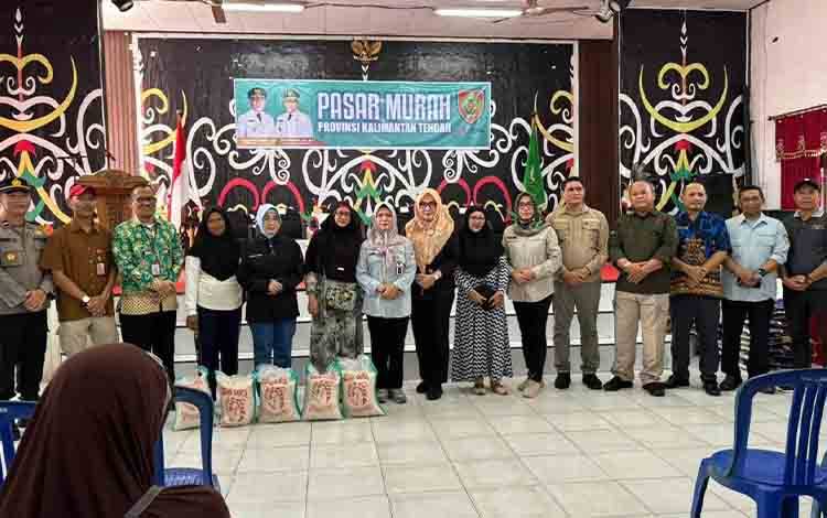 Jajaran dari Pemprov Kalteng saat menggelar Pasar Murah Berbagi Berkah di Kabupaten Seruyan. (FOTO: SETDA KALTENG)