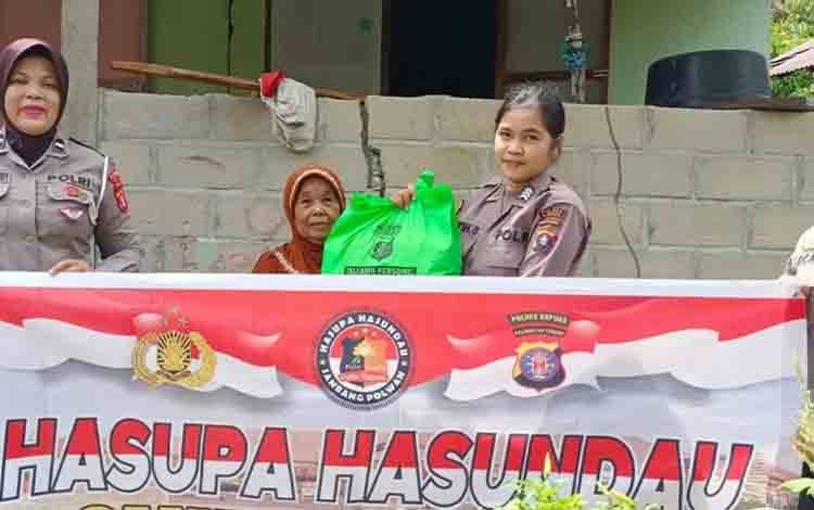 Tim Sambang Polwan Polres Kapuas Beri Bantuan Sembako ke Warga?