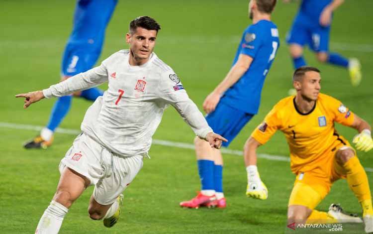 Penyerang Spanyol Alvaro Morata usai melesakkan gol pada kualifikasi Piala Dunia Qatar 2022 melawan Yunani di Stadion Los Carmenes, Granada, 25 Maret 2021. (AFP/JORGE GUERRERO)