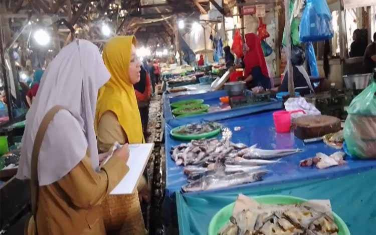 Dinas Perikanan Palangka Raya saat survei harga ikan. (FOTO: IST)