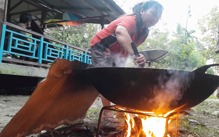 Di Balik Tradisi Memasak Menggunakan Tungku di Desa Pandawei