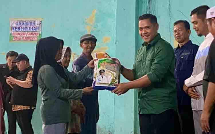 Plt. Kepala Disdik Kalteng, M Reza Prabowo saat rangkaian pasar murah di Kalteng. (FOTO:DISDIK KALTENG)