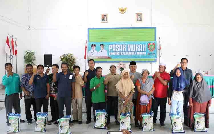 Pemprov Kalteng Distribuskan 20 Ton Beras Gratis di Desa Kumpai Batu Bawah