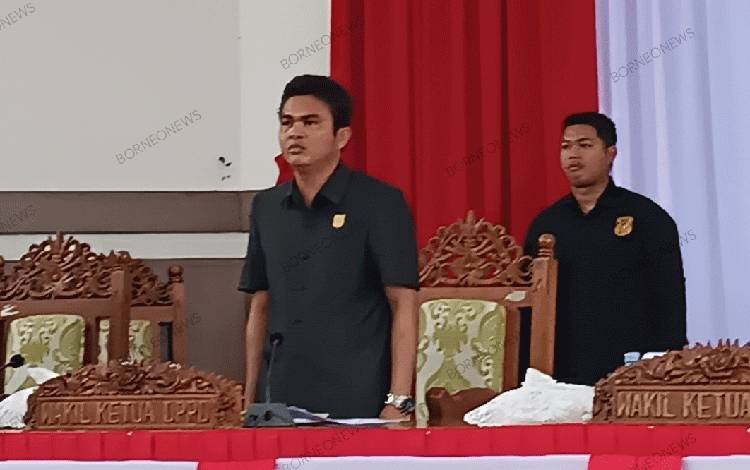 Wakil Ketua I DPRD Gunung Mas Binartha saat mengikuti rapat paripurna. (FOTO: RISKA YULYANA)?
