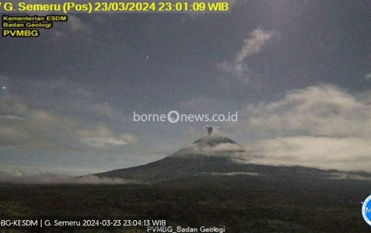 Gunung Semeru yang berada di perbatasan Kabupaten Lumajang dan Malang, Jawa Timur kembali erupsi dengan letusan setinggi 1,2 kilometer di atas puncak pada Sabtu (23/3) malam pukul 23.00 WIB.