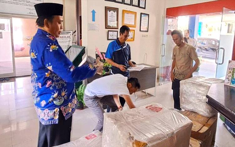 Kepala Disarpustaka Kapuas, Suwarno Muriyat bersama rekanan saat serah terima ribuan buku. (FOTO: IST)