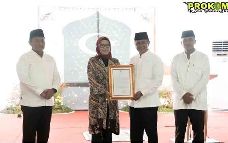 Dukung Pembangunan Makodam, Pj Wali Kota Palangka Raya Serahkan Sertifikat Tanah