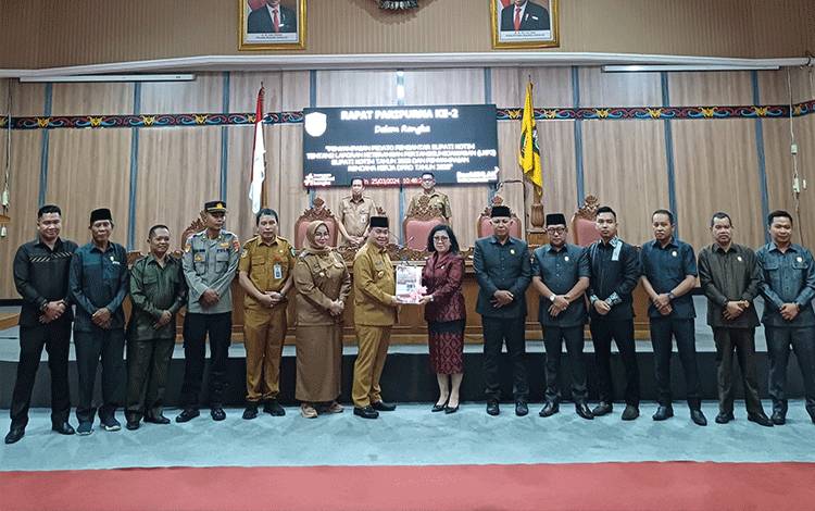 Bupati Kotawaringin Timur Halikinnor menyerahkan LKPJ tahun anggaran 2023 kepada DPRD setempat, Senin, 25 Maret 2024. (FOTO: DEWIP)?