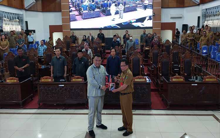 Pj Bupati Kapuas Sampaikan LKPj 2023 ke DPRD