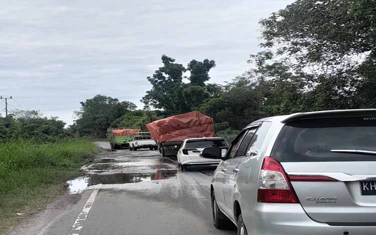 Dilewati Kendaraan Overload Membuat Jalan Palangka Raya - Kuala Kurun Rusak dan Berlubang