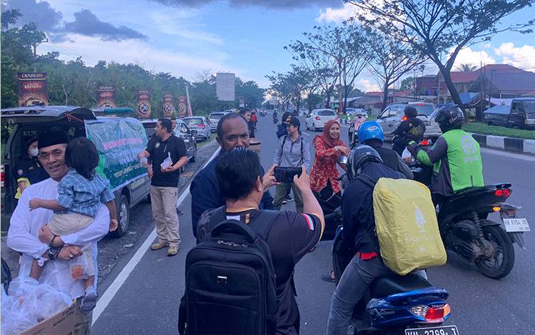 DWP Satpol PP Palangka Raya Berbagi Takjil
