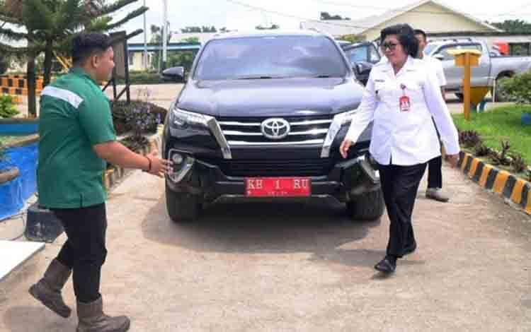 Penjabat Bupati Lamandau Lilis Suriani saat melaksanakan kunjungan kerja ke salah satu perusahaan perkebunan kelapa sawit. (FOTO : HENDI NURFALAH)