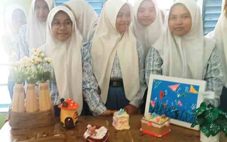 Ujian Praktek Seni Rupa Bagi Peserta Didik MAN Kapuas untuk Asah Kreativitas