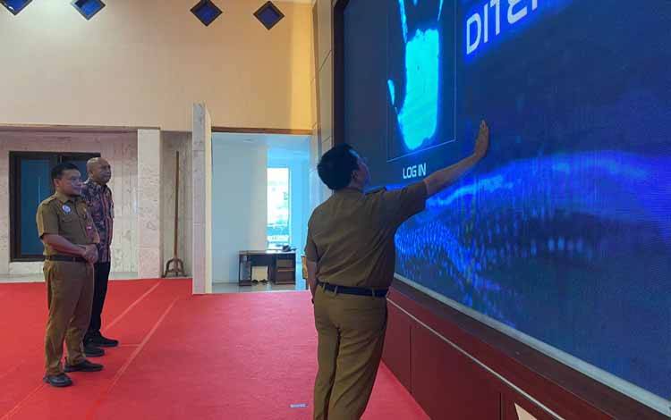 Pejabat Bupati Sukamara, kaspinor launching sistem pembayaran pajak daerah melalui virtual account pada aplikasi e-pajak. (FOTO : NORHASANAH)