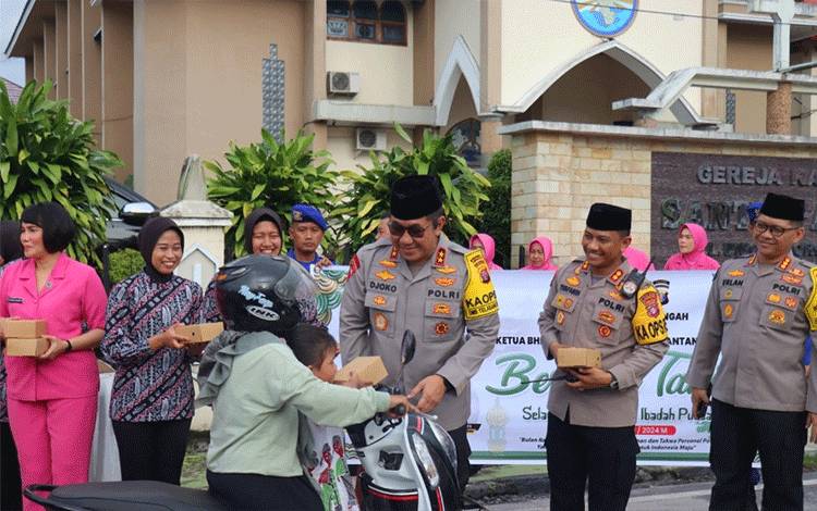 Safari Ramadan di Polres Kobar, Kapolda Kalteng Berbagi Takjil