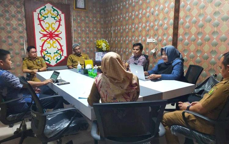 Kepala Dinas Pendidikan Palangka Raya Jayani saat menerima kunjungan dari Kemendikbud RI ( Foto : IST)