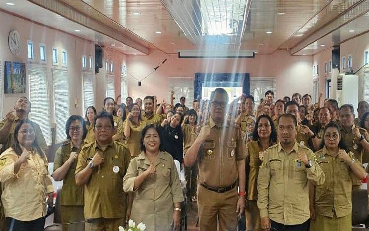 Kepala Dislutkan Provinsi Kalteng H. Darliansjah bersama narasumber dan anggota KPN Perikanan. (FOTO: IST)