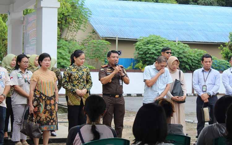 Kejaksaan Negeri Barito Timur Bagikan Ratusan Paket Kebutuhan Pokok ke Masyarakat