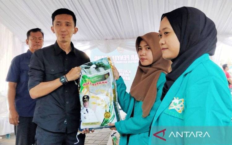 Pemprov Kalteng Salurkan 1.000 Sak Beras kepada Mahasiswa Kobar