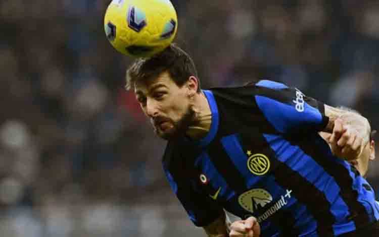 Francesco Acerbi meninggalkan tempat latihan tim nasional Italia setelah dilaporkan melakukan aksi rasis terhadap bek Napoli Juan Jesus. ANTARA/AFP/Gabriel Bouys/am. (ANTARA/AFP/Gabriel Bouys)