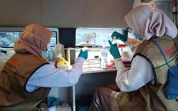 BBPOM Palangka Raya saat melakukan uji sampel takjil dengan mobil keliling di Pasar Ramadan. (FOTO: DEWI)