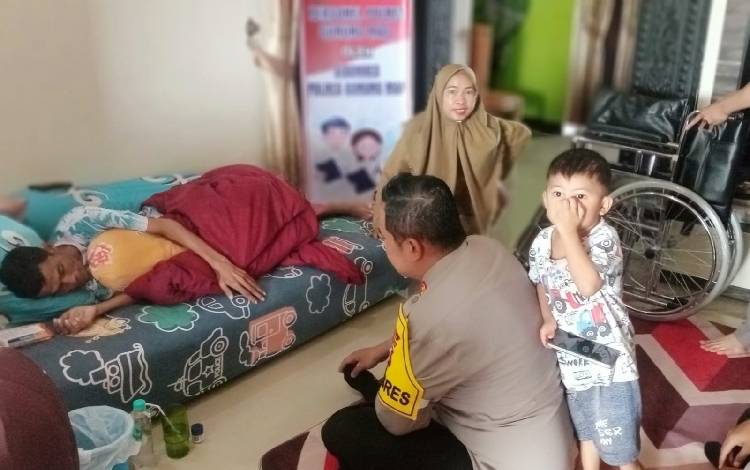 Polres Gunung Mas Beri Bantuan Kursi Roda kepada Personelnya