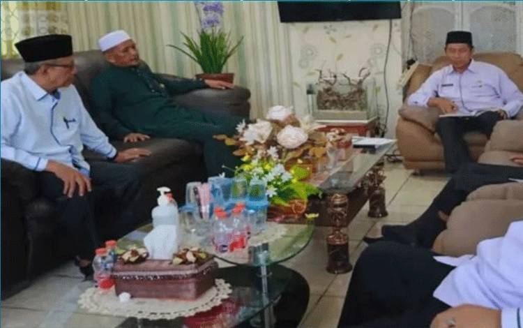 Kepala Kemenag Kapuas, Hamidhan saat pimpin rapat persiapan peringatan Hari Santri Nasional tahun 2024 di Kapuas. (FOTO: IST)