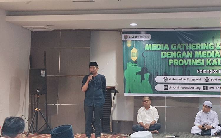 Kepala Diskominfosantik Kalteng, Agus Siswadi saat rangkaian kegiatan media gathering dan buka bersama di Hotel Neo Palangka Raya, Kamis, 28 Maret 2024. (FOTO: HERMAWAN)