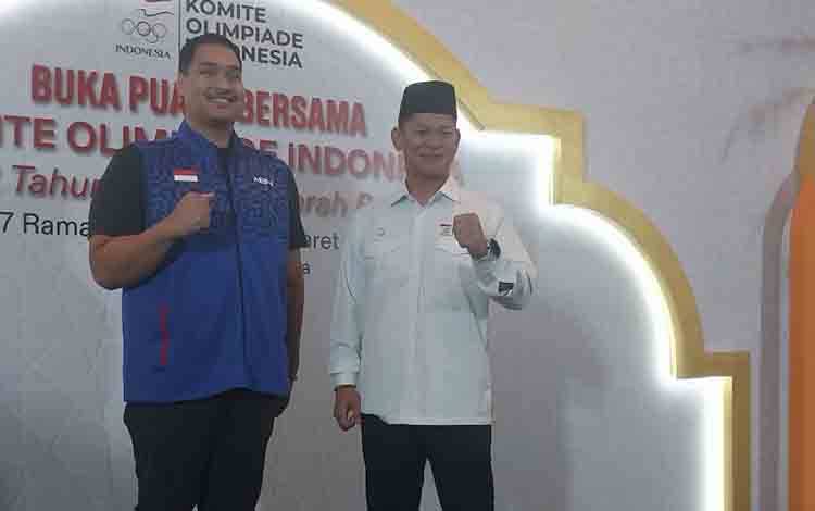 Menteri Pemuda dan Olahraga Dito Ariotedjo (kiri) bersama Ketua Umum Komite Olimpiade Indonesia Raja Sapta Oktohari (kanan) berpose di hadapan wartawan menghadiri acara Buka Bersama NOC Indonesia bertema "72 Tahun Menjaga Merah Putih Bersama Komite Olimpiade Indonesia" di Jakarta, Kamis (28/3/2024). (ANTARA/Aloysius Lewokeda)