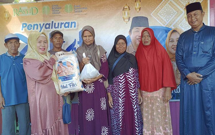 Zakat Beras Keluarga H Abdul Rasyid AS dan Hj Nuriyah Mulai Disalurkan di Kuala Pembuang