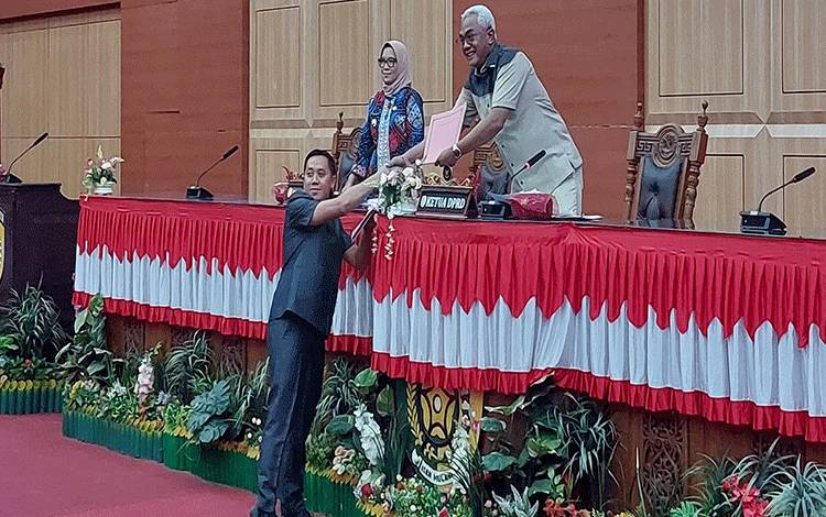 Ketua DPRD Palangka Raya dan Pj Wali Kota menerima laporan hasil reses.? (FOTO: HENDRI)?