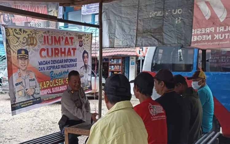 Jumat Curhat Polsek Selat Sambangi Para Sopir di Terminal
