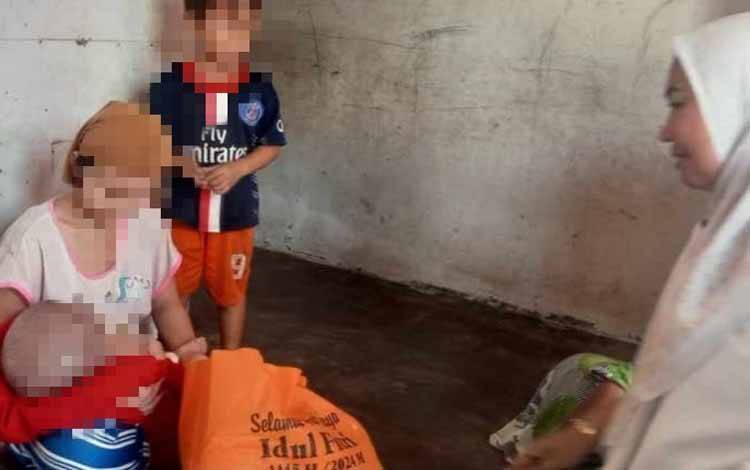 Lurah Panarung Salurkan Sembako Door to Door untuk Warga yang Sakit
