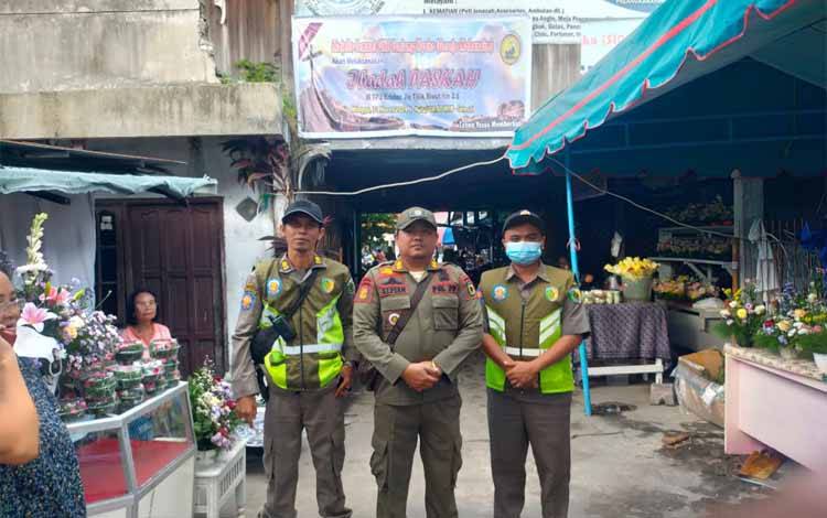 Satpol PP Palangka Raya Patroli Makam, Imbau Peziarah Jaga Kamtibmas dan Hindari Perbuatan Negatif