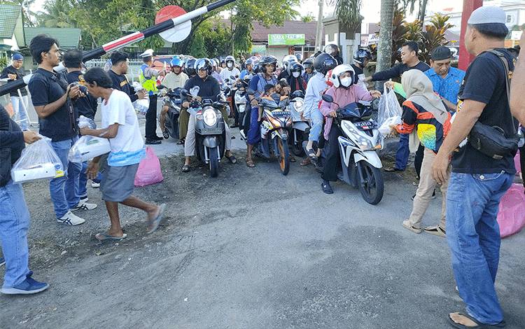 Macan Kalteng saat berbagi takjil di halaman Polsek Pahandut (Foto : PATHUR)