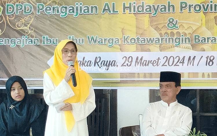 Ketua DPD Al Hidayah Kalteng dan Ketua Ibu - Ibu Pengajian Kobar Zaidah Abdul Razak saat menyampaikan sambutannya di rumah Wakil Ketua I DPRD Kalteng Abdul Razak (Foto : PATHUR)