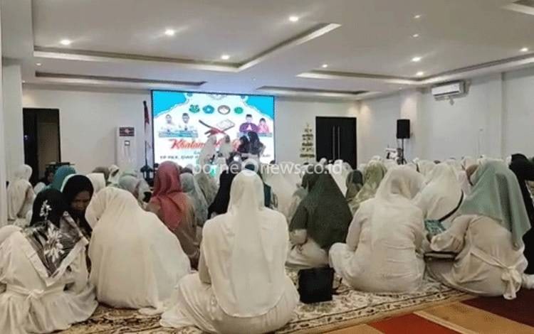 Pj Ketua PKK Kapuas Hadiri Khatam Al Quran Gabungan Pengajian TP PKK dan DWP Bersama Al Mar'atussholihah?