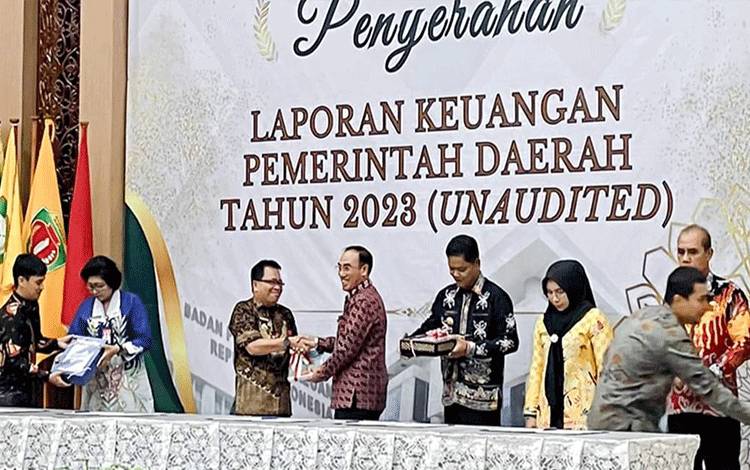 Pj Bupati Kapuas Serahkan LKPD 2023 ke BPK RI, Begini Harapannya