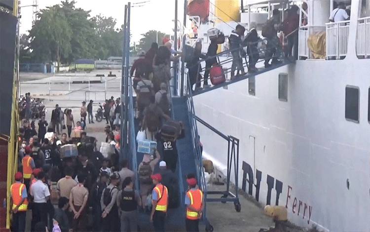 KM Kirana III Dipenuhi Pemudik dari Sampit Menuju Surabaya