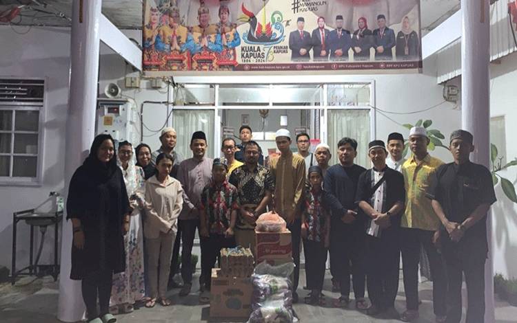 KPU Kapuas Bukber dan Berbagi Dengan Anak-anak dari Panti Asuhan