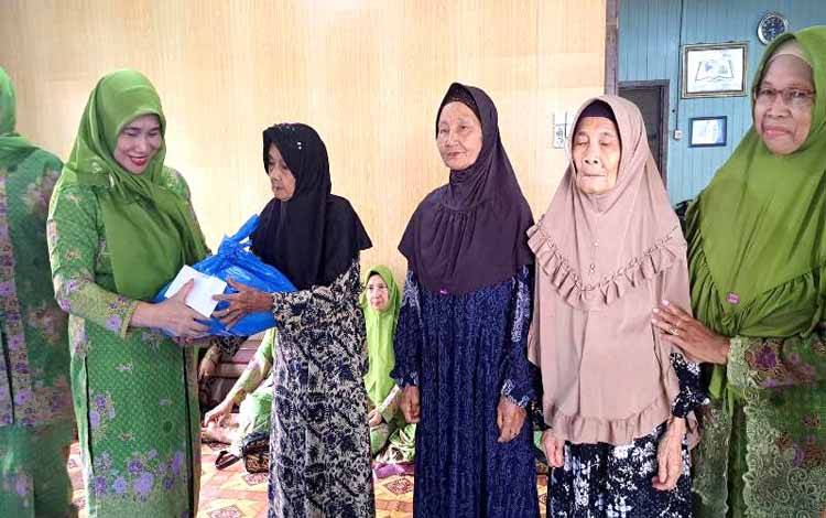 Muslimat NU Barito Utara Bagikan Sembako kepada Kaum Dhuafa dan Jompo