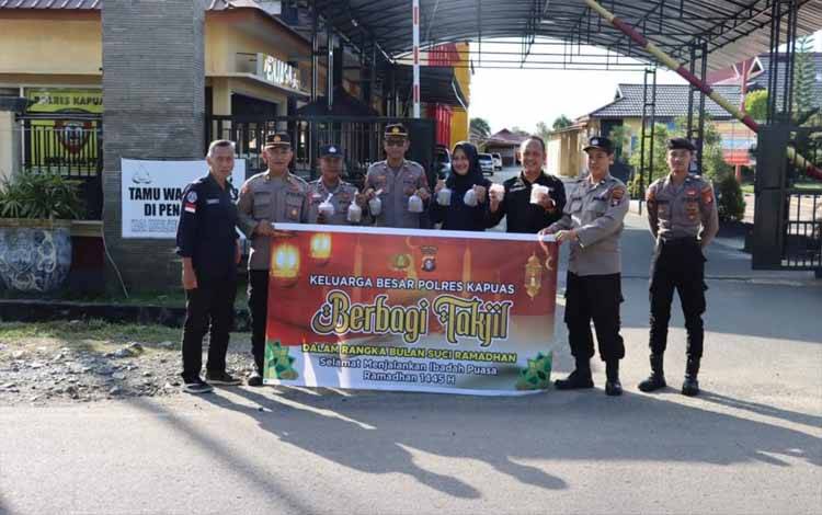Personel Bagops dan Sihumas Polres Kapuas Bagikan Takjil ke Pengendara